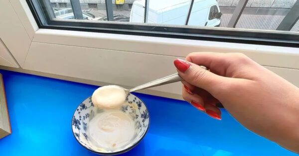 Siempre limpio los marcos de las ventanas amarillentos con esta pasta casera. Tarda 5 minutos en prepararse