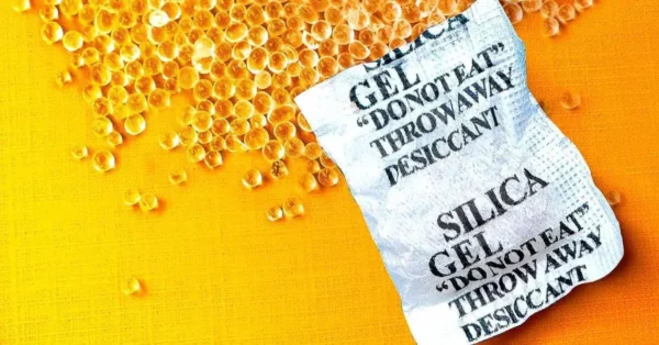 Sobres de gel de sílice: he aquí por qué no debe tirarlos