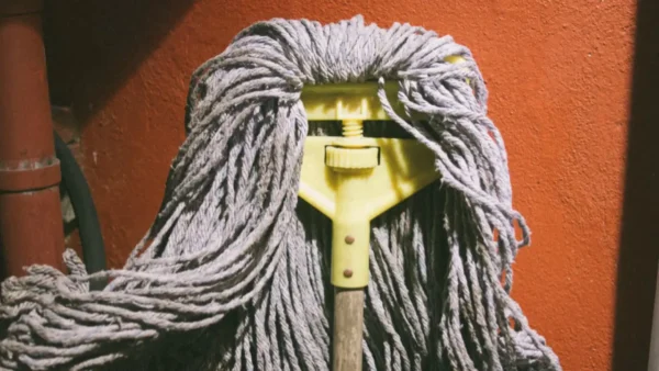 ¡Solo tira la fregona! Prueba estos 3+1 Trucos para limpiarlo impecablemente