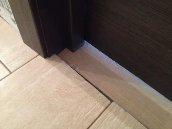 Suelo impecable y juntas aligeradas: el truco para limpiarlas en una sola pasada