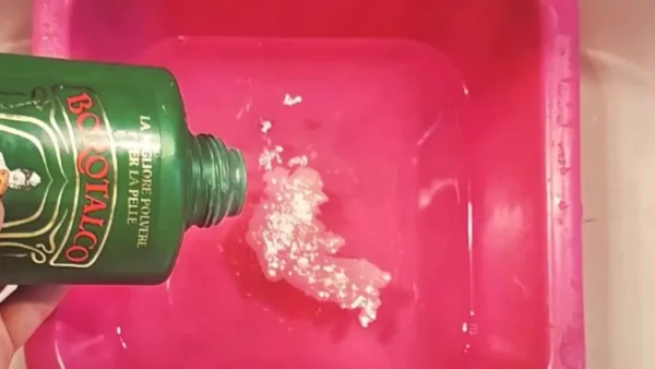 Talco para bebés en agua tibia, ahorras mucho tiempo limpiando