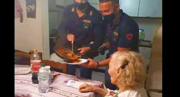 «Tengo hambre»: Anciana pide ayuda y la policía le preparó la cena. Un ejemplo a las policias del mundo