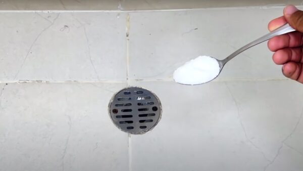 Tira un poco de sal por el desagüe de la ducha, ¿por qué tanta gente lo hace?