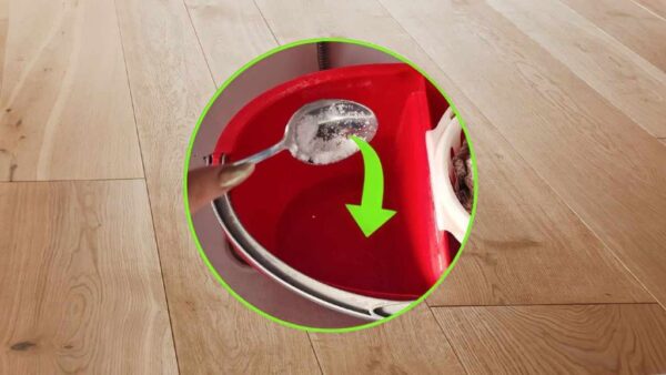 Tirar un puñado de sal al suelo: el motivo por el que muchos lo hacen