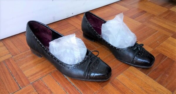 Truco casero para estirar los zapatos apretados