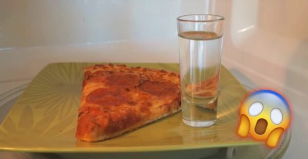 Truco para calentar pizza en el microondas con un vaso de agua