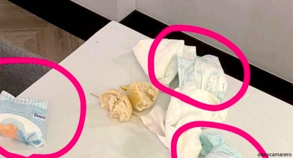Un camarero le saca una foto a una mesa que le dejó pañales usados para que levante