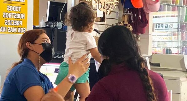 Un jefe perfecto: Cuida a la hija de su empleada para que ella no abandone el trabajo