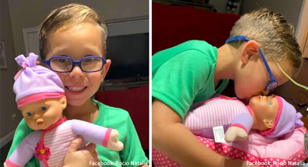Un niño pide que le compren una muñeca de juguete para ser un buen padre en el futuro