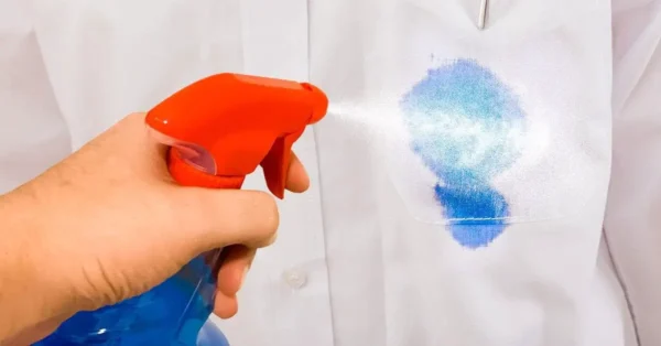 Un producto basta para quitar las manchas de tinta de la ropa y lo tienes en casa