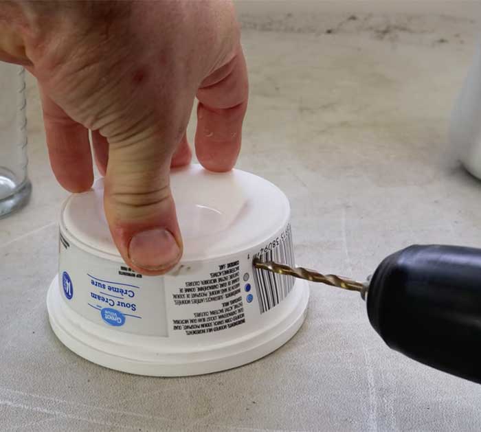 Perforar una olla para hacer una trampa para hormigas