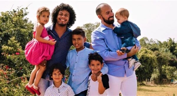 Una pareja decide adoptar a hermanos abandonados para darles una familia