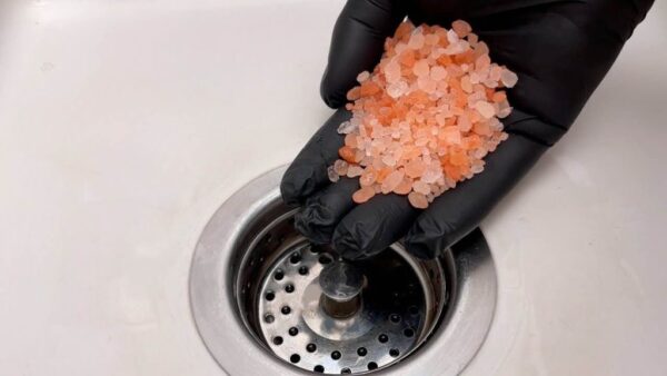 Vierta un puñado en el fregadero y disfrute de los resultados: incluso los fontaneros lo hacen