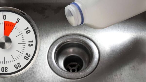 Vierte un poco de leche en el fregadero, sorprendente lo que sucede después de 5 minutos.