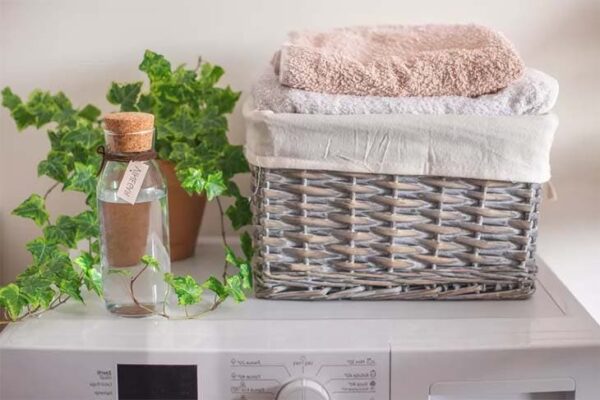 ¿Vinagre blanco en la lavadora? La idea puede parecerte absurda, ¡pero no te imaginas los beneficios de este poderoso ingrediente natural en tu colada!