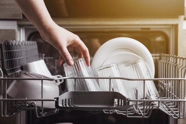 Vinagre y bicarbonato: un dúo precioso para desodorizar el lavavajillas