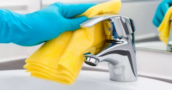 4 cose che dovresti evitare di pulire con l’aceto bianco: può danneggiarli