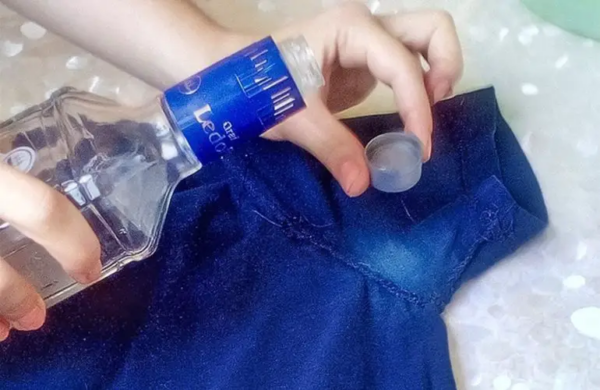 5 trucchi casalinghi per rimuovere le macchie di deodorante dai vestiti