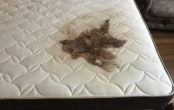 8 consigli domestici per pulire un materasso sporco