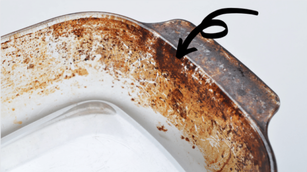 8 consigli magici per pulire un piatto Pyrex SENZA strofinare