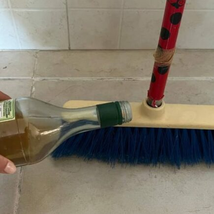 Aceto bianco sullo spazzolone per pulire, il pavimento non sarà più lo stesso