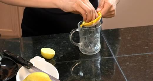 Acqua tiepida e limone al mattino: ecco perché questa abitudine può salvarci la vita