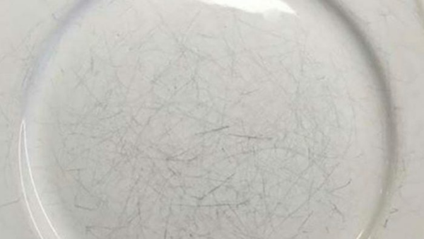 Addio segni neri sui piatti bianchi, come rimuoverli e renderli di nuovo impeccabili