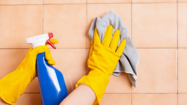 Basta strofinare le piastrelle del bagno: con un po’ di questo sembreranno come nuove