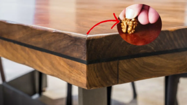 Basta usare un dado per rimuovere i graffi e lucidare perfettamente il legno!