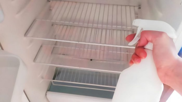 Cattivi odori nel frigorifero, se lo spruzzate eliminerete subito l’odore: problema risolto