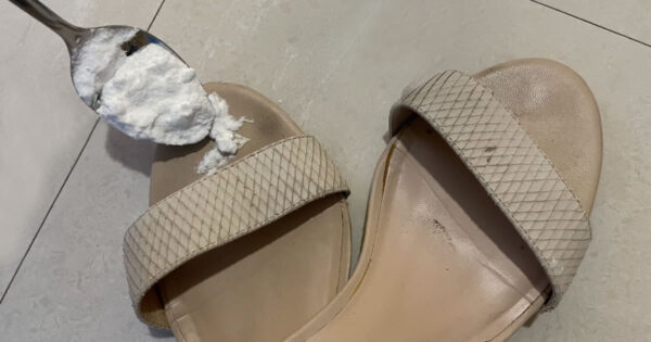 Come eliminare gli aloni neri nei sandali