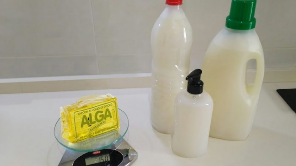 Come fare lo smacchiatore liquido fai da te: fino a 12 litri con pochi ingredienti