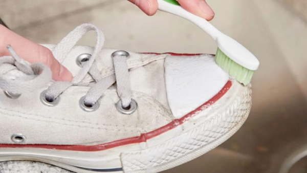 Come lavare e asciugare le scarpe bianche?