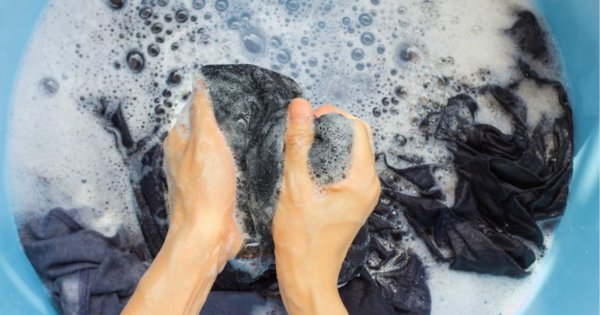 Come lavare i capi neri per non farli scolorire: 4 trucchi per mantenere il loro colore