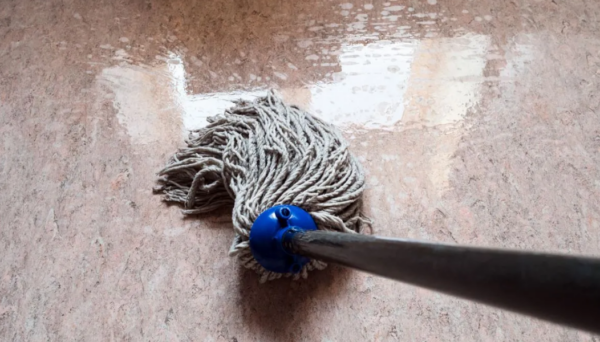 Come pulire e lucidare il linoleum senza aloni? 6 consigli!