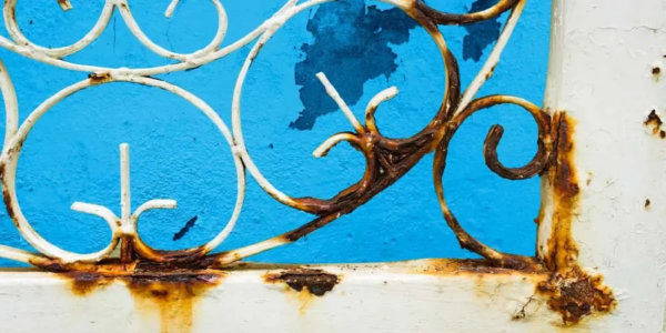 Come togliere la ruggine da finestre e porte senza verniciarle?