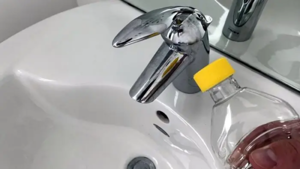 Come usare l’aceto bianco per pulire l’intero bagno