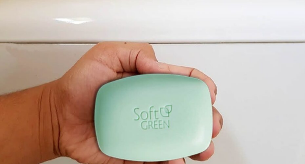 Con solo un vecchio calzino e il sapone più economico, il tuo bagno avrà sempre un buon profumo.