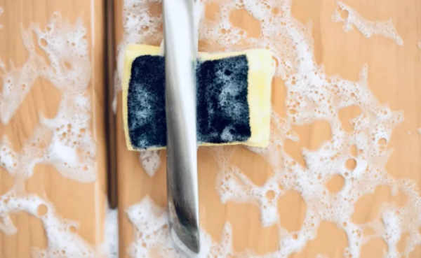 Consigli per rimuovere il grasso attaccato ai mobili della cucina