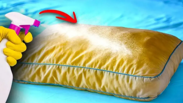 Cuscini macchiati di sudore? Il rimedio naturale per sbiancarli in 2 minuti