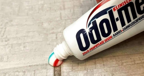 Distribuisci il prodotto tra le fughe delle piastrelle nere, non hai mai avuto un pavimento come questo prima