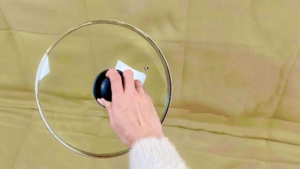 Divano pulito in 2 minuti, le imprese di pulizie ce lo nascondono: come nuovo