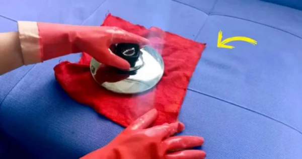 Ecco come pulire il tuo divano e renderlo pulito con un trucchetto ingegnoso a 25 centesimi