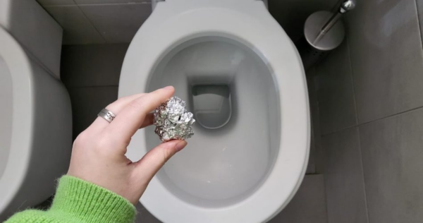 Foglio di alluminio nel WC, fallo e rimarrai sorpreso: cosa succede