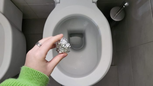 Foglio di alluminio nel WC, fallo e rimarrai sorpreso: cosa succede