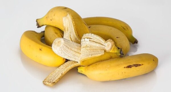 Forare una banana e inserire i semi di limone: il trucco intelligente