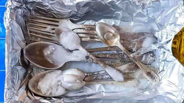 Forchette e cucchiai torneranno come nuovi: immergeteli in questa soluzione