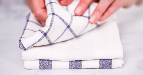 I tuoi vestiti sono macchiati? Questo metodo li renderà di nuovo puliti e freschi