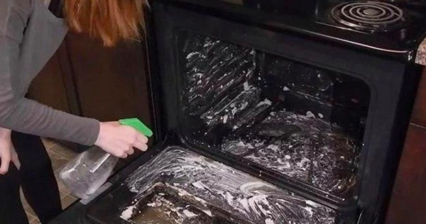 Il mix di bombe naturali gratuite per una perfetta pulizia del forno domestico