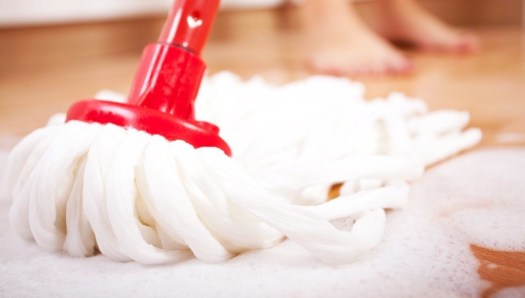 schiuma da barba sul mop schiuma da barba sul mop